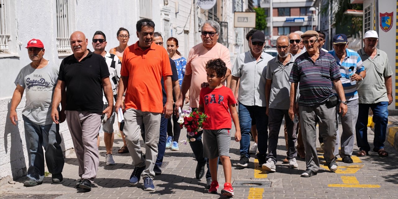 İzmir'de 2 kişinin elektrik akımına kapılarak öldüğü sokakta mazgala karanfil bırakıldı