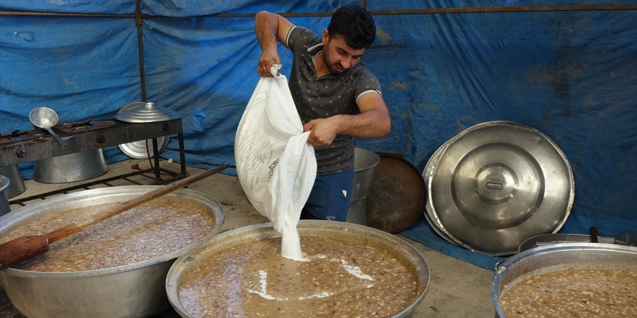 Burdur'da imece usulüyle yapılan aşure 4 bin kişiye ikram edildi