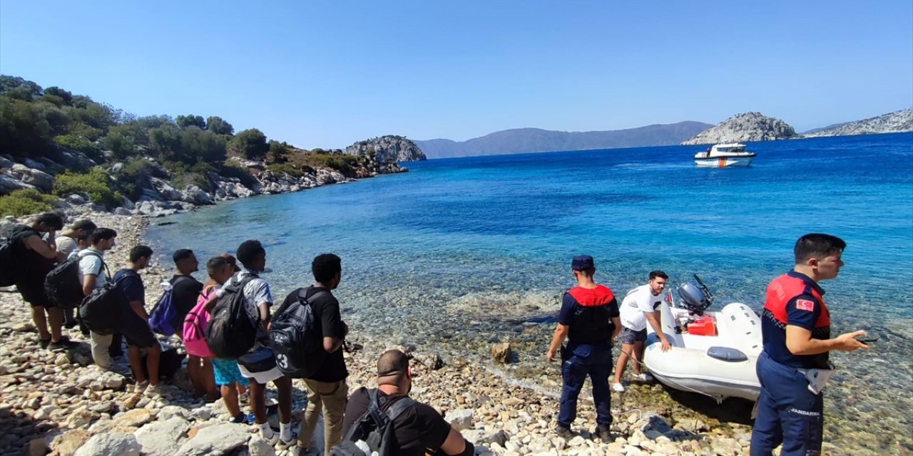 Marmaris'te bir koyda 13 düzensiz göçmen yakalandı