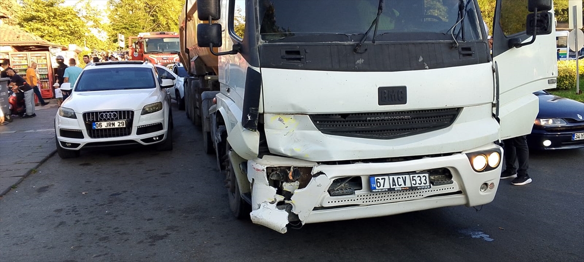 Zonguldak’ta savrulan taksi kaldırımdaki yayalara çarptı 1 ölü, 4 yaralı