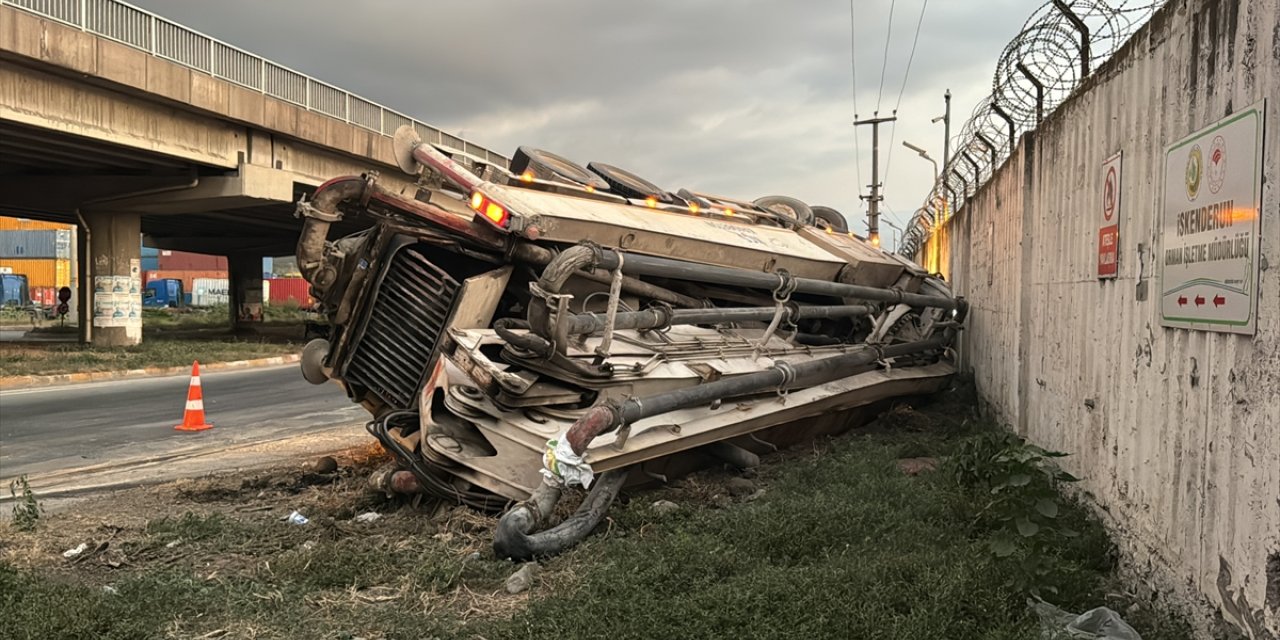 Hatay'da freni patlayan beton pompası devrildi