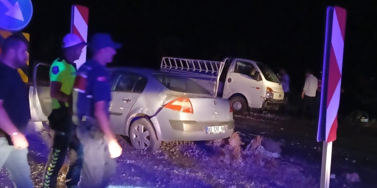 Konya'da otomobille kamyonetin çarpışması sonucu 1 kişi öldü, 7 kişi yaralandı