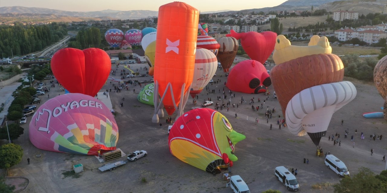 Figürlü sıcak hava balonları Ürgüp semalarını renklendirdi