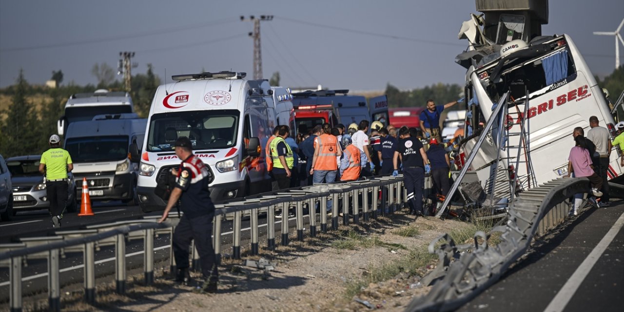 GÜNCELLEME - Ankara'da seyir halindeki yolcu otobüsü köprü ayağına çarptı