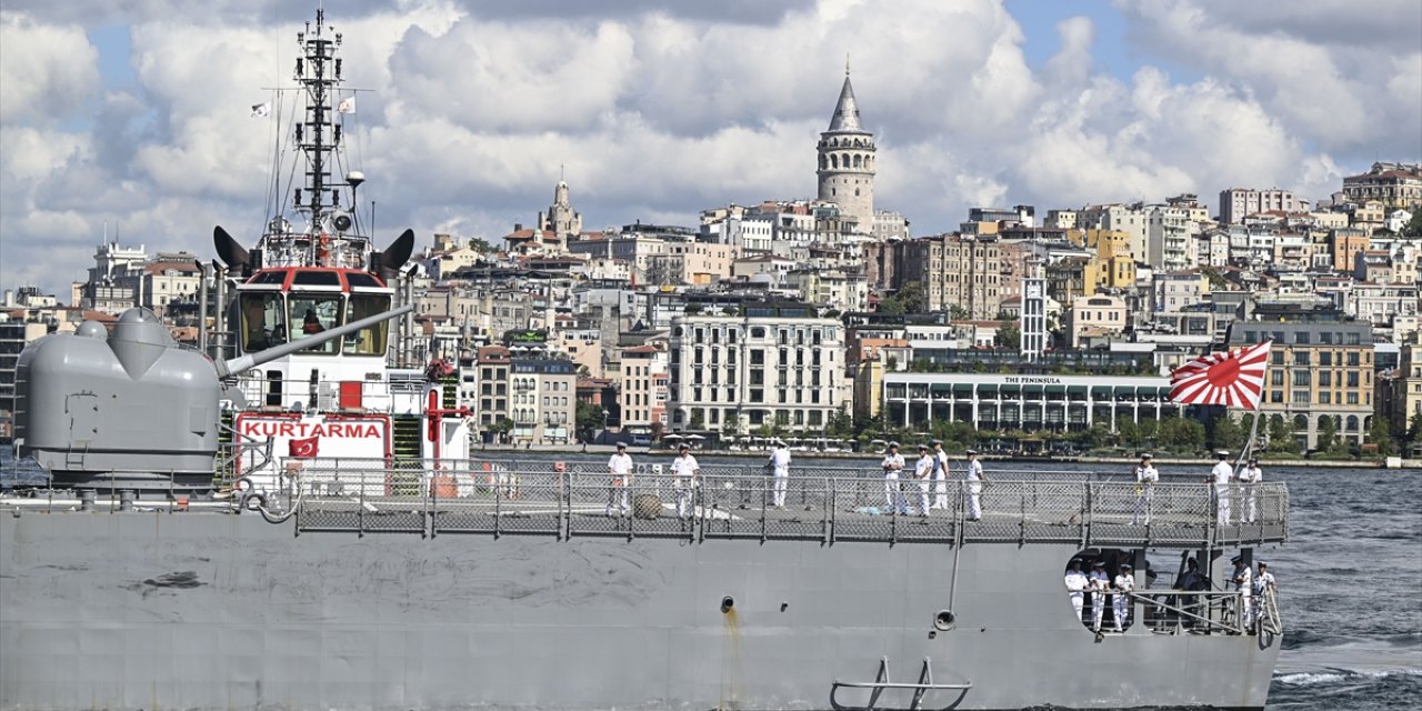 Japonya Deniz Öz Savunma Kuvvetleri eğitim gemileri İstanbul Sarayburnu Limanı'na demirledi