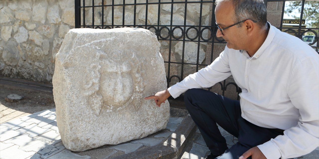 Çorum'da altyapı çalışması sırasında "Dionysos" kabartmalı ağırlık taşı bulundu