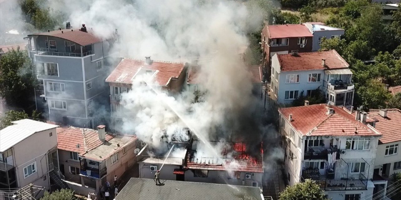 Bursa'da yangın çıkan müstakil ev kullanılamaz hale geldi