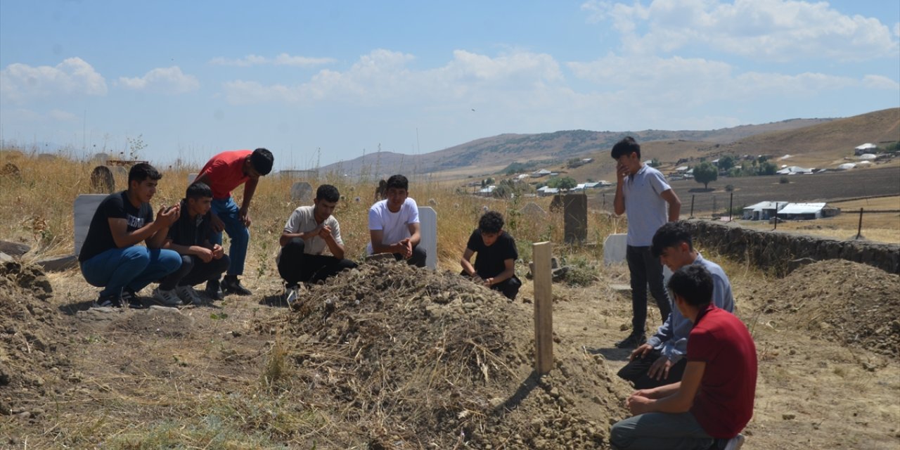 Muş'ta baraj gölünde boğulan 5 kişi toprağa verildi