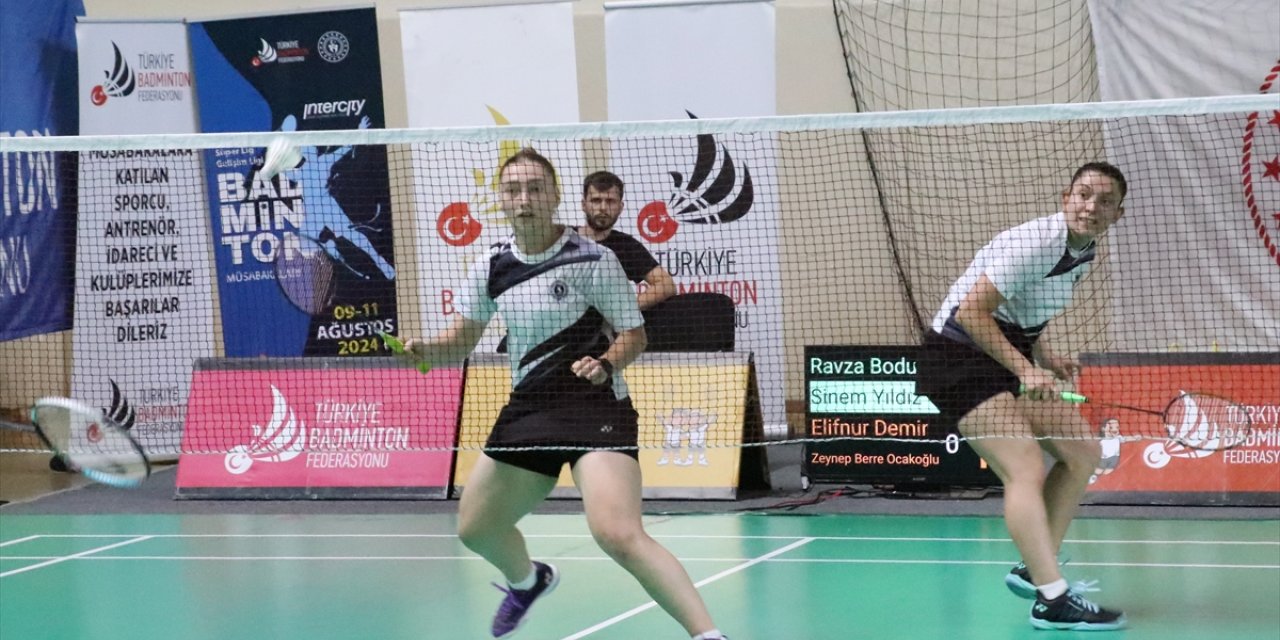 Badminton Süper Lig ve Gelişim Ligi müsabakaları Erzincan'da başladı