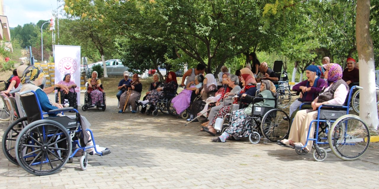 Düzce'de huzurevi sakinleri için dondurma şenliği yapıldı