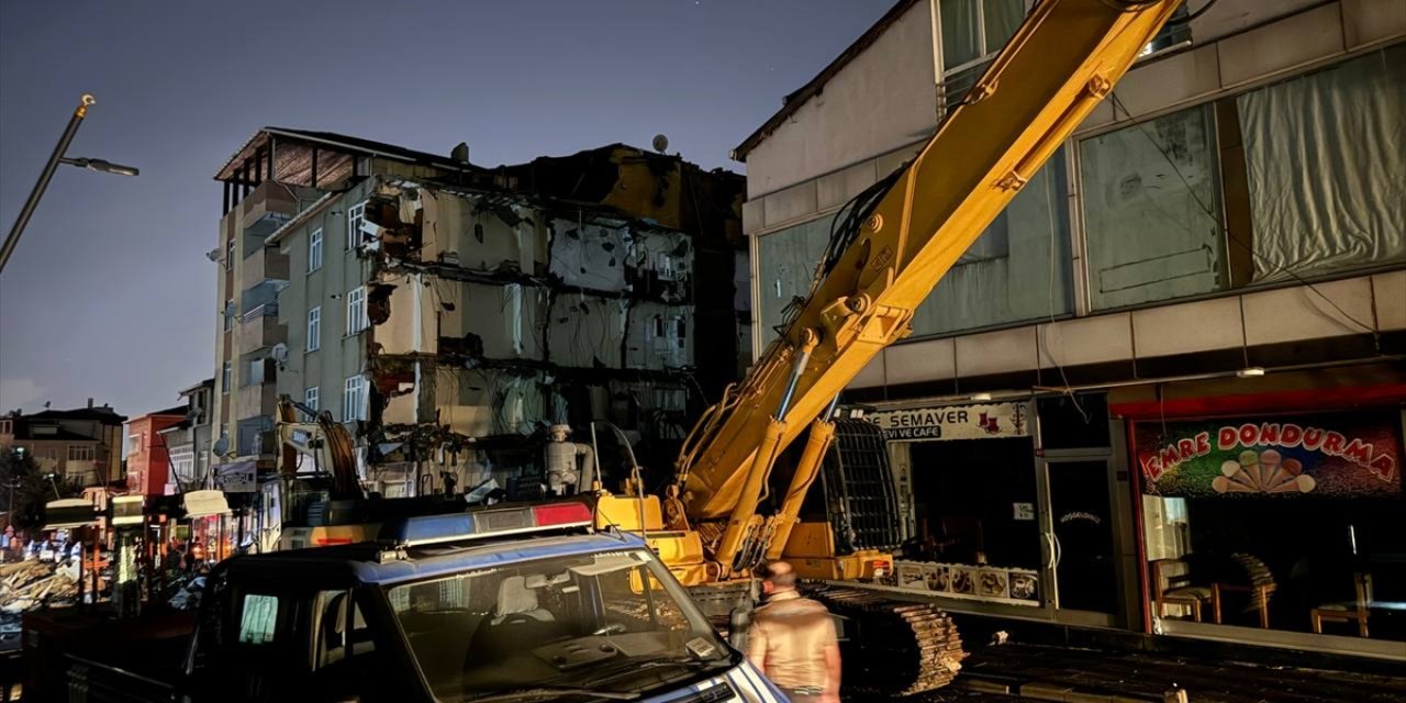 Pendik'te İETT otobüsünün çarptığı binanın yıkımına yarın devam edilecek