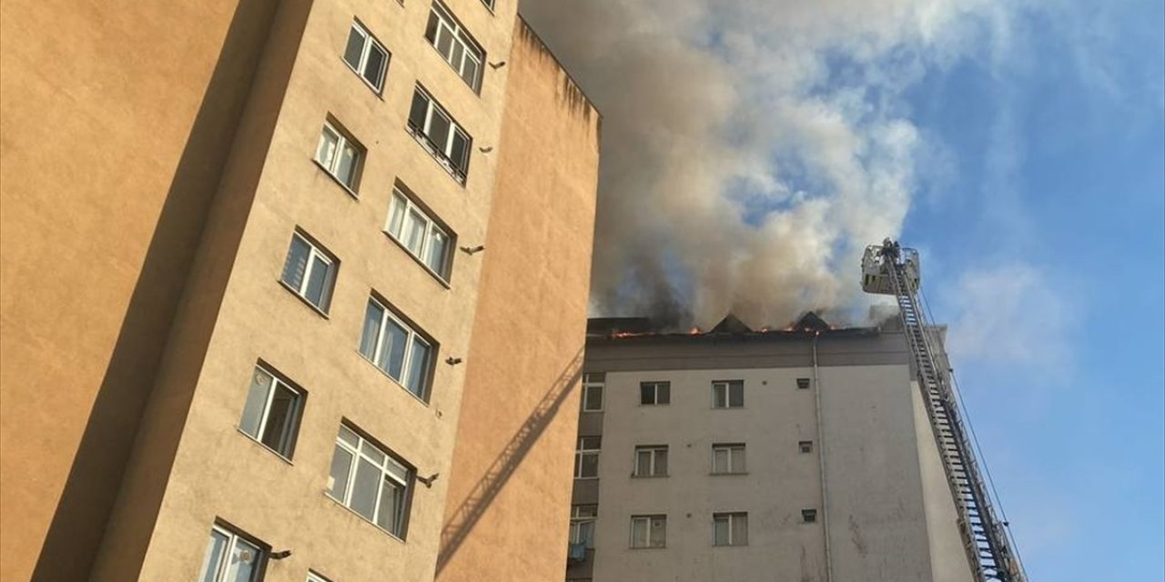 Kağıthane'de 13 katlı binanın çatısında çıkan yangın söndürüldü