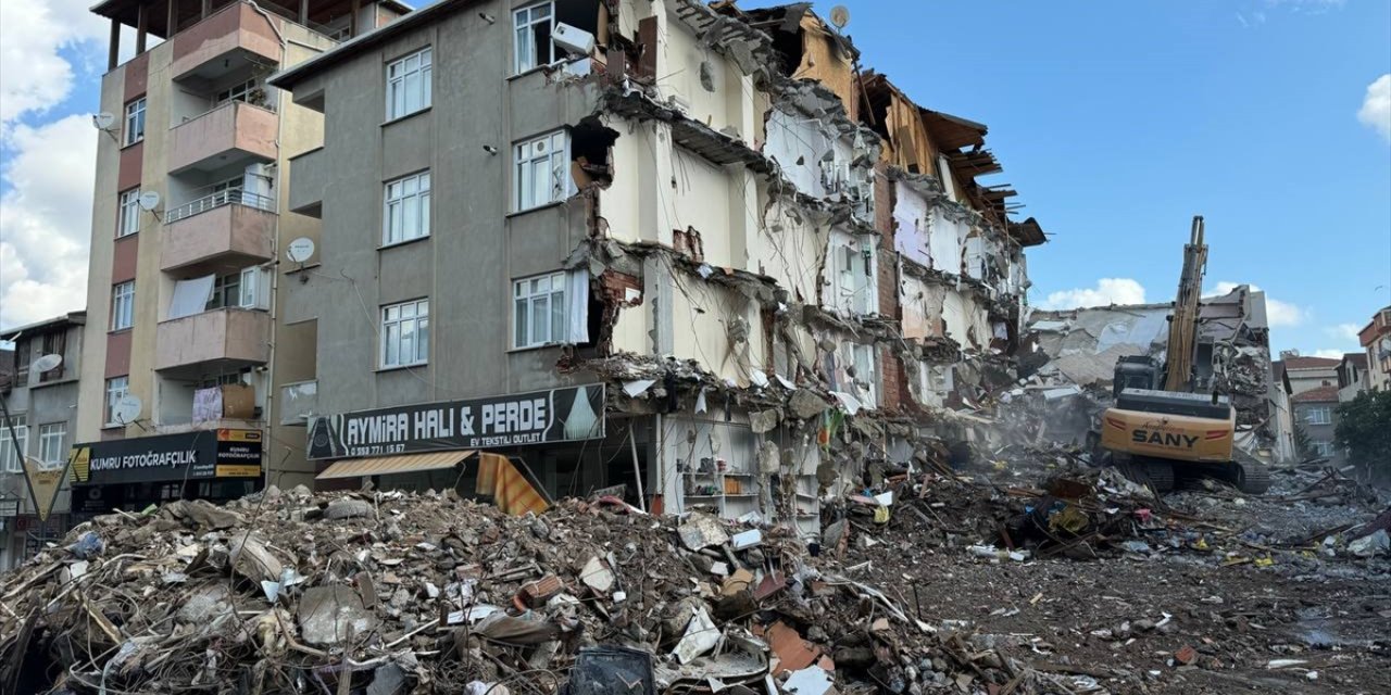 Pendik'te İETT otobüsünün çarptığı binanın yıkım çalışması devam ediyor