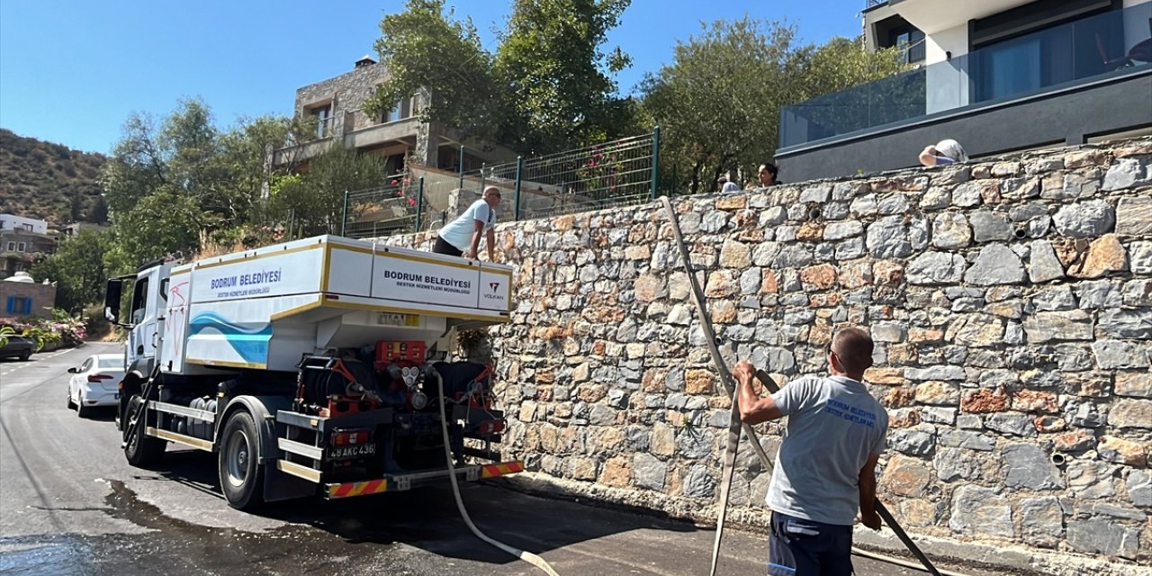 Bodrum'da su kesintisi yaşanan evlere tankerlerle su götürülüyor