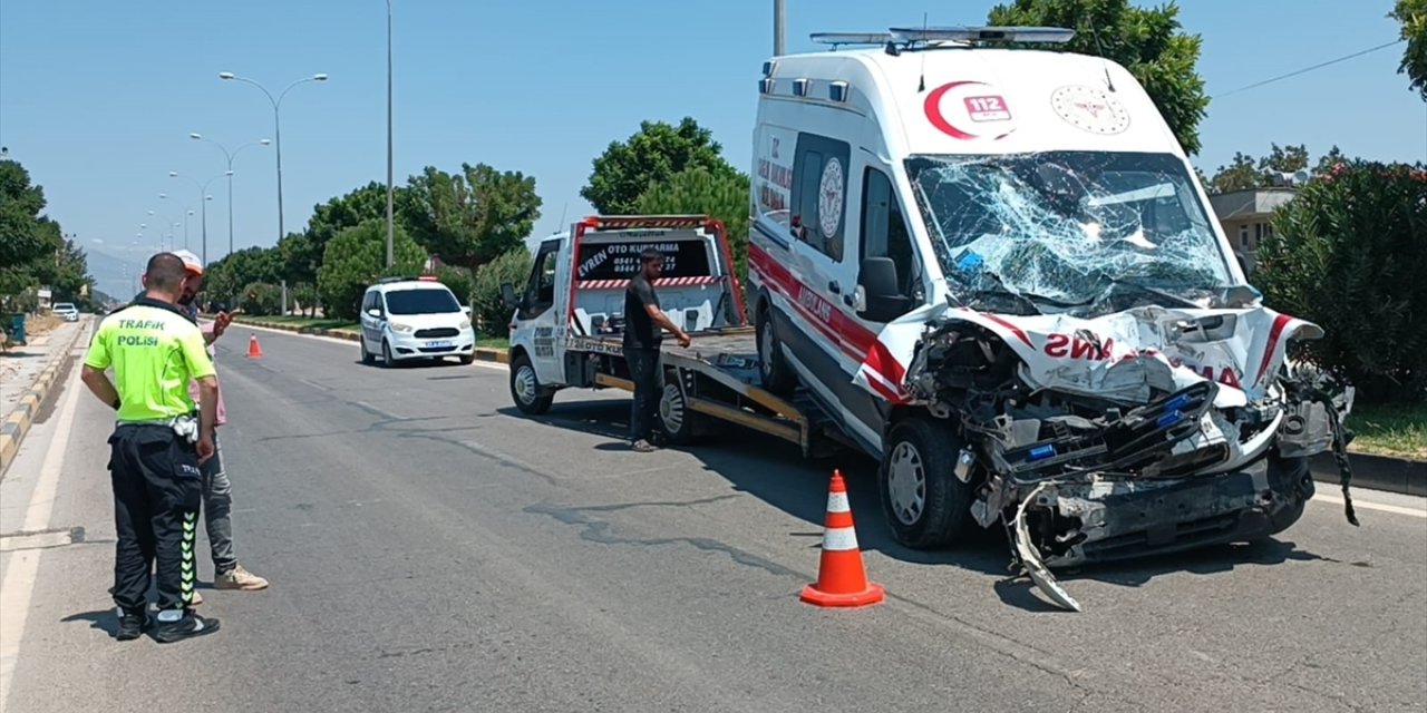 Gaziantep’te tankerle çarpışan ambulanstaki 3 sağlıkçı yaralandı