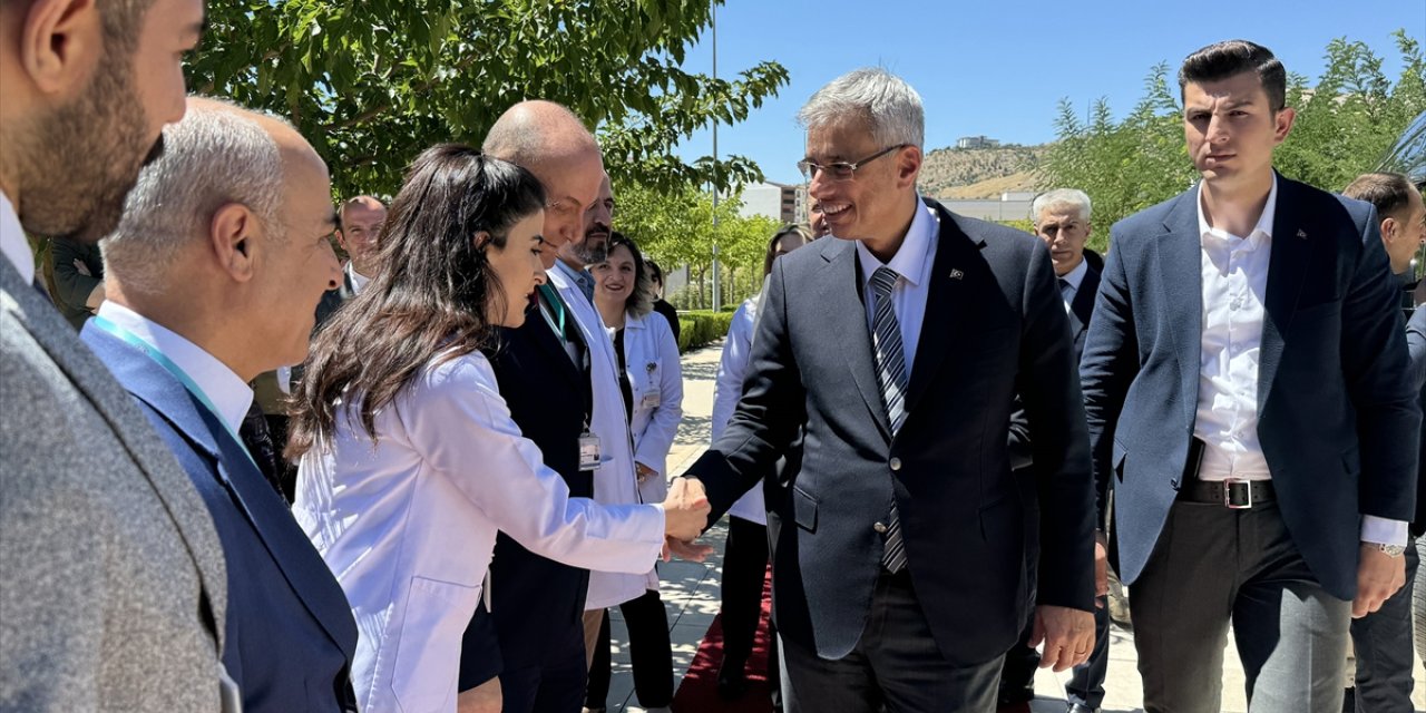 Sağlık Bakanı Memişoğlu, Elazığ'da sağlık çalışanlarını ve esnafı ziyaret etti