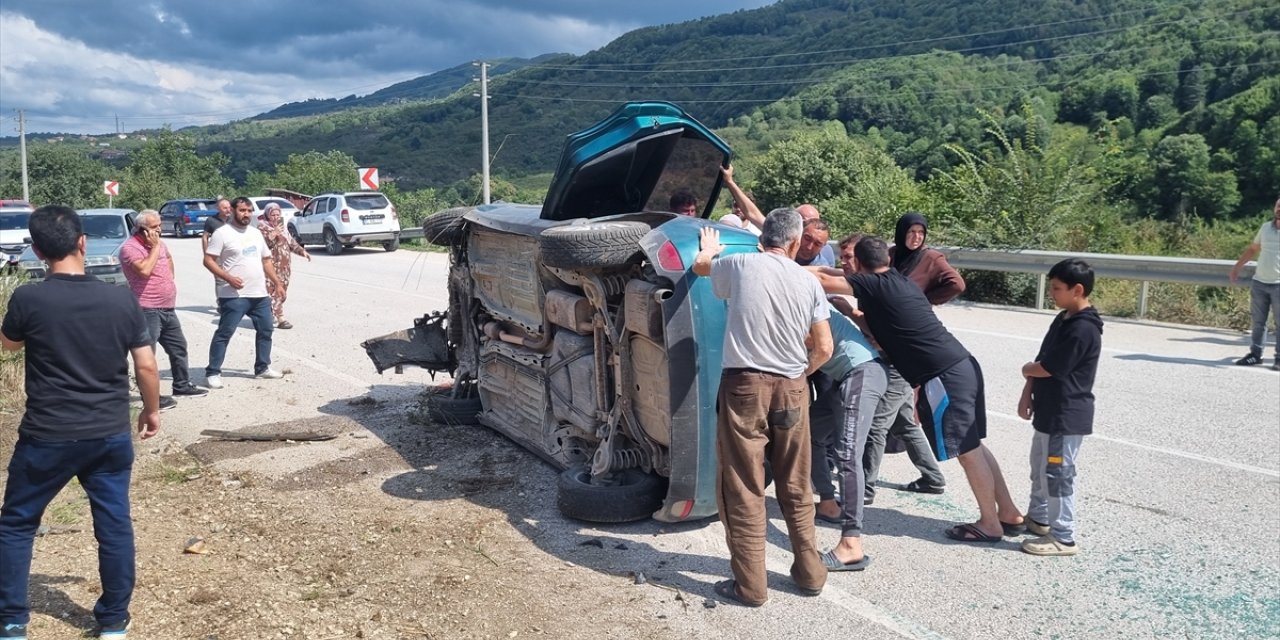 Düzce'de devrilen otomobildeki 3 kişi yaralandı