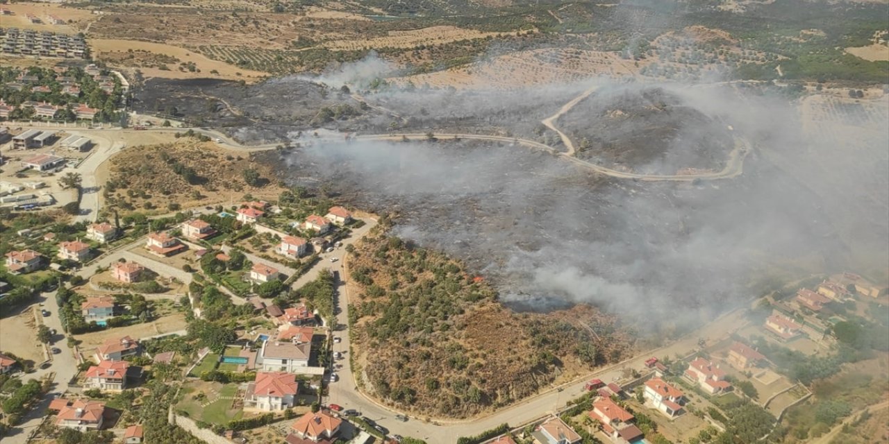 İzmir'de makilik alanda çıkan yangına müdahale ediliyor