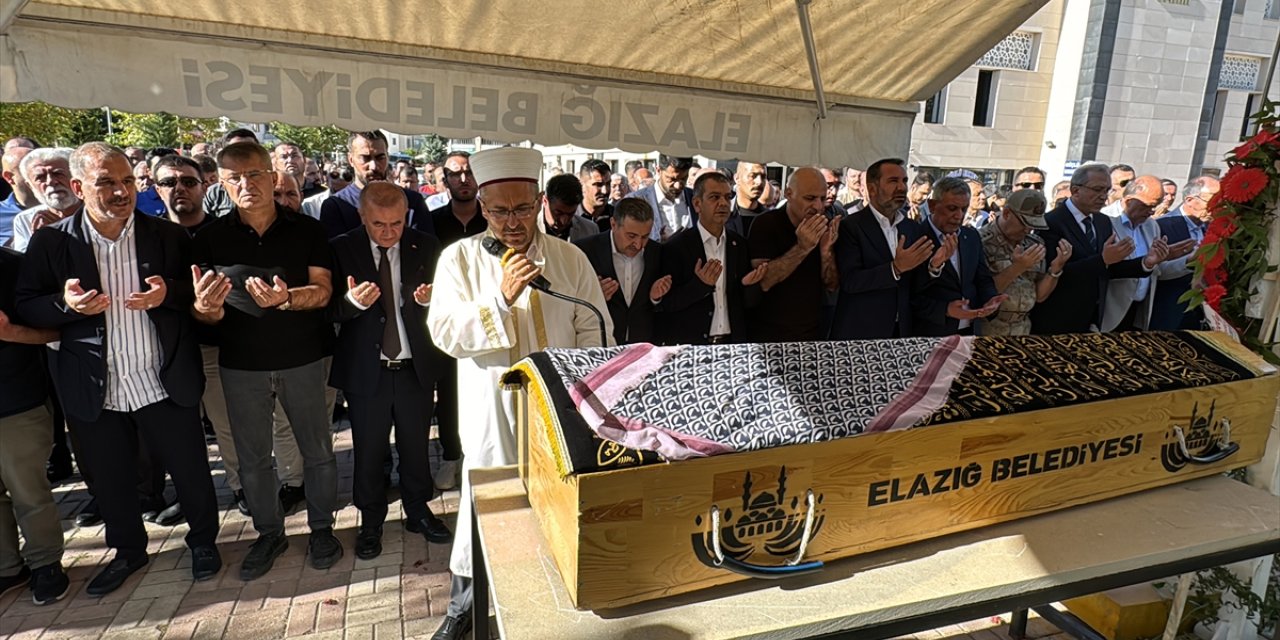 Şırnak Valisi Cevdet Atay'ın vefat eden annesi Elazığ'da son yolculuğuna uğurlandı