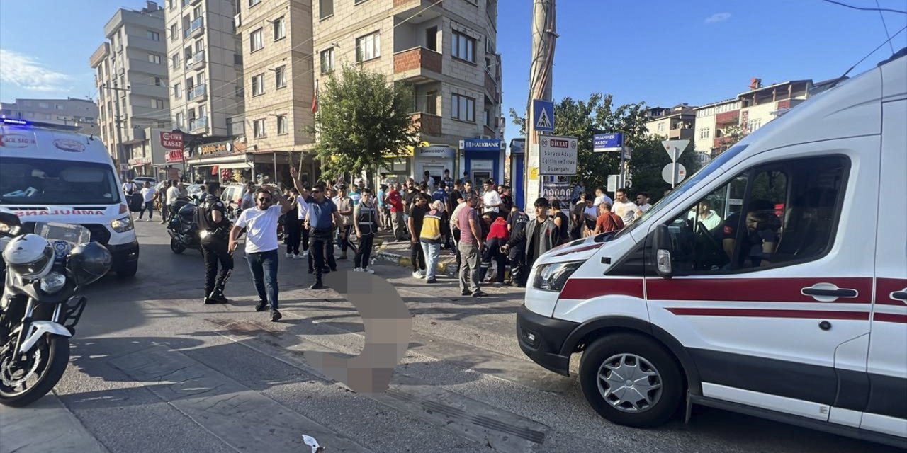 Kocaeli'de trafikte çıkan bıçaklı kavgada 2 kardeş yaralandı