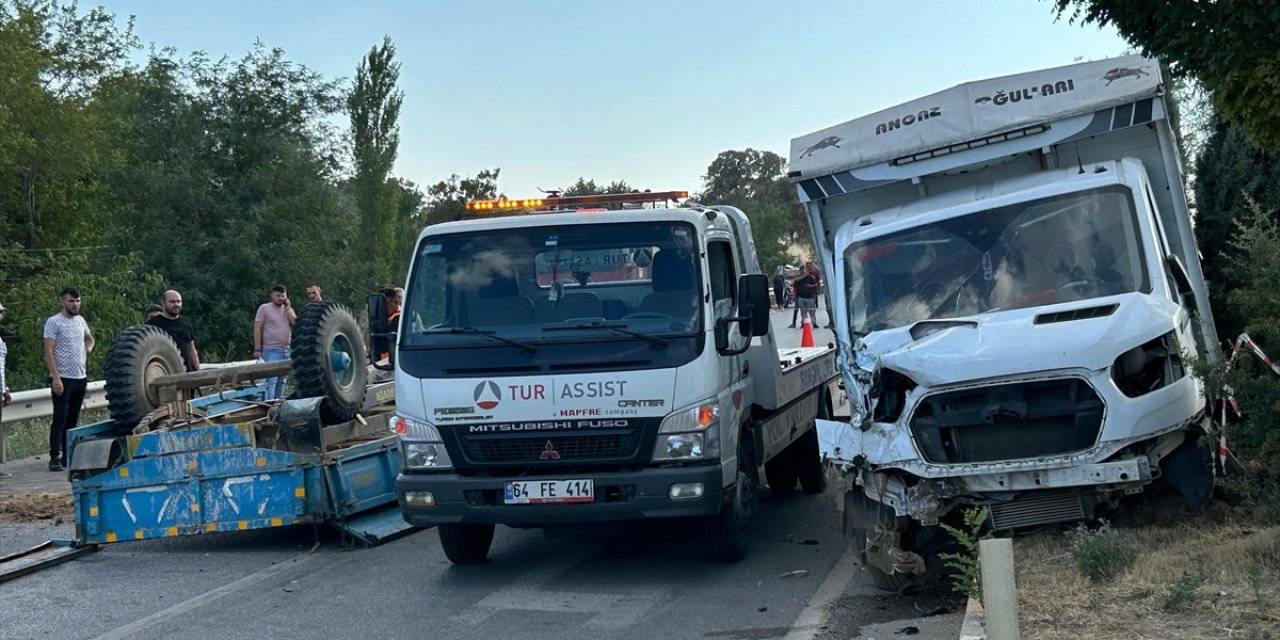 Uşak'ta traktör ile kamyonet çarpıştı 1 kişi öldü