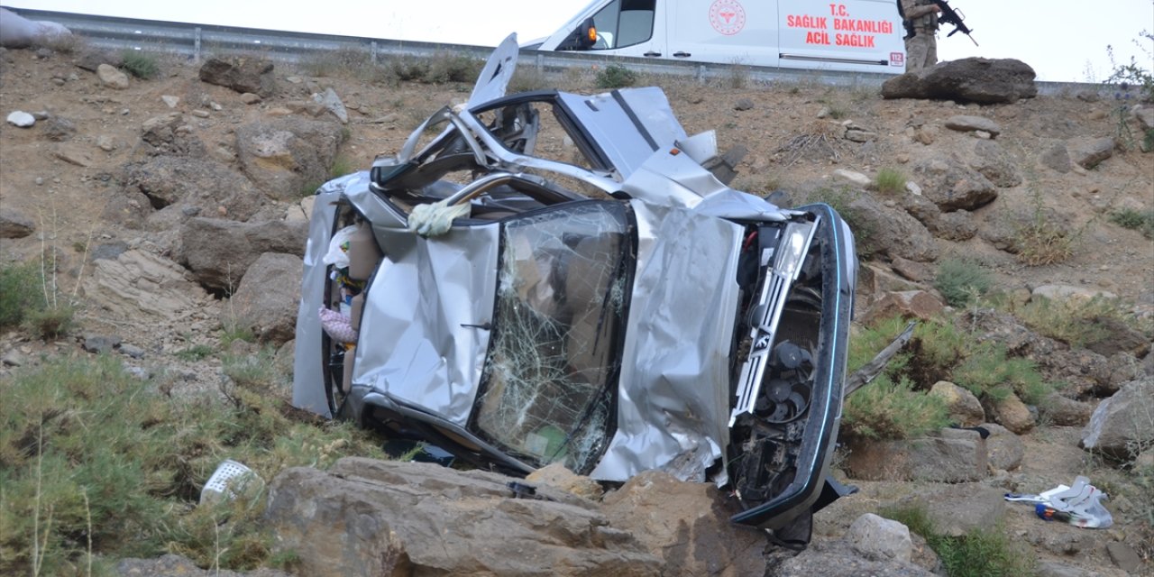 Hakkari'de şarampole devrilen otomobilde İran uyruklu 1 kişi öldü, 3 kişi yaralandı