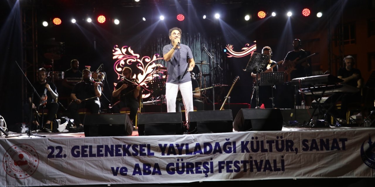 Oyuncu ve şarkıcı Uğur Aslan Hatay'da konser verdi