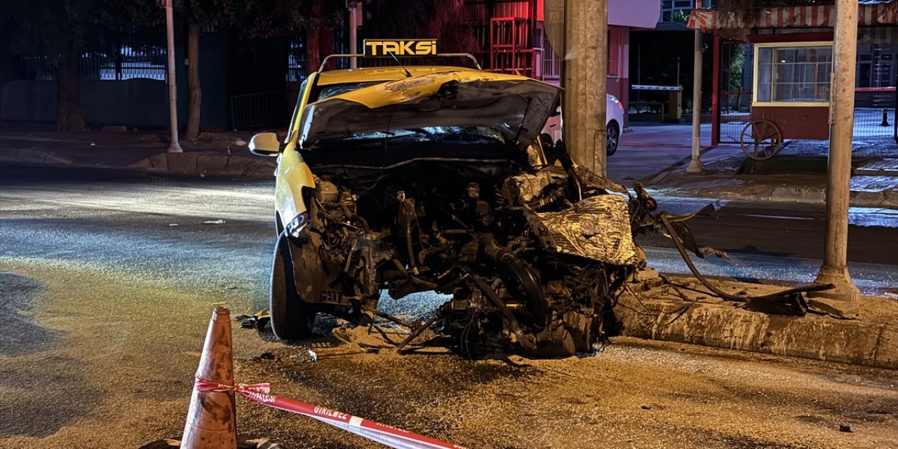 İzmir'de ticari taksiyle çarpışan otomobilin sürücüsü ağır yaralandı