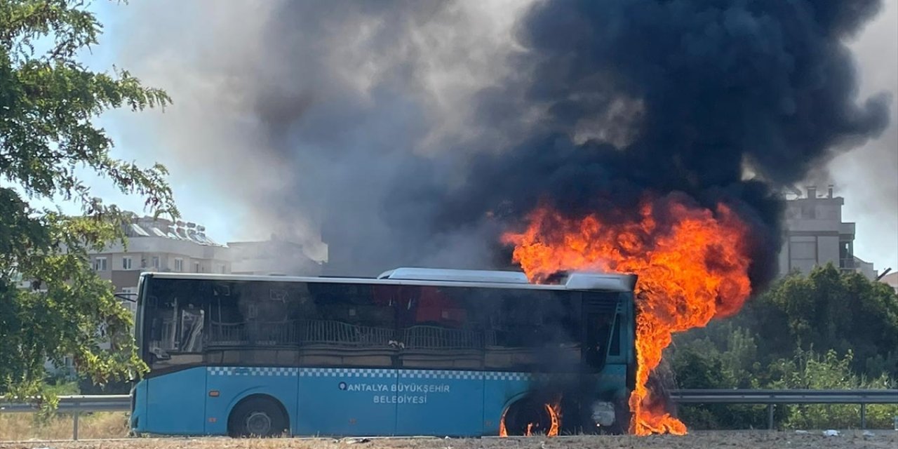 Antalya'da halk otobüsünde çıkan yangın söndürüldü