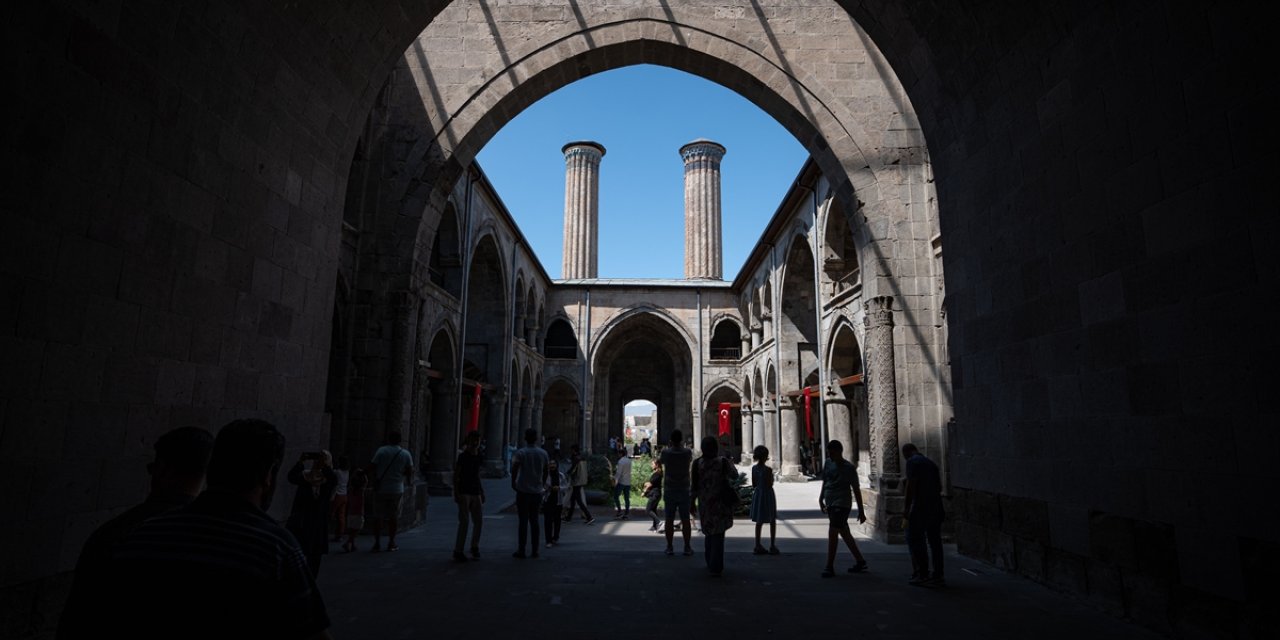 Çifte Minareli Medrese yapısı ve sergilenen eserlerle ziyaretçilerin dikkatini çekiyor