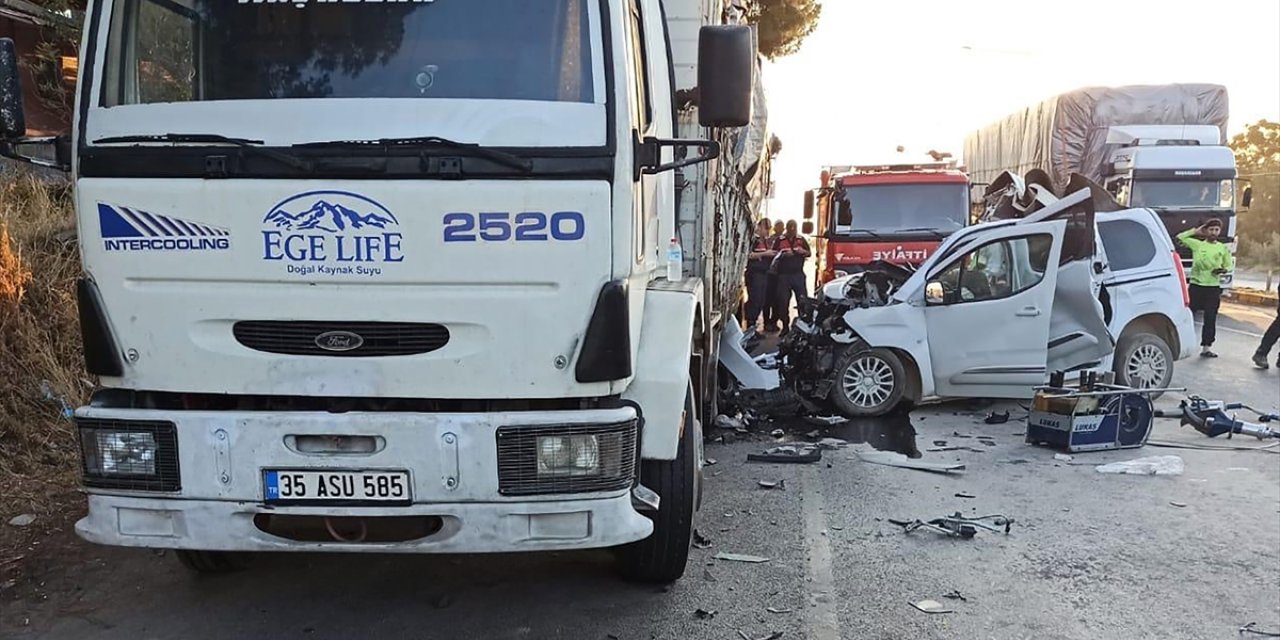 GÜNCELLEME - Manisa'da kamyona çarpan hafif ticari araçtaki 4 kişi öldü