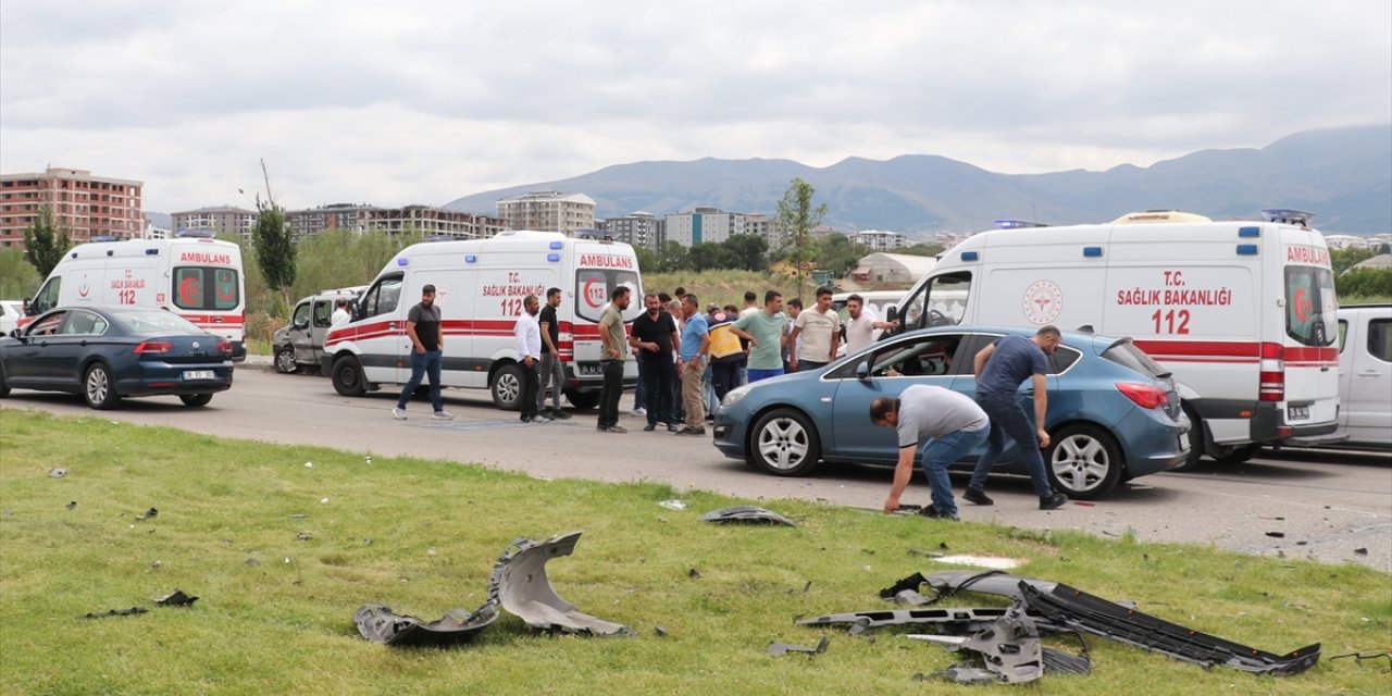 Erzurum'da iki hafif ticari araç çarpıştı, 9 kişi yaralandı