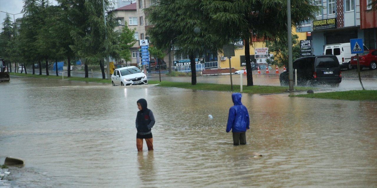 Ordu'nun Altınordu ilçesinde şiddetli yağış su baskınlarına neden oldu