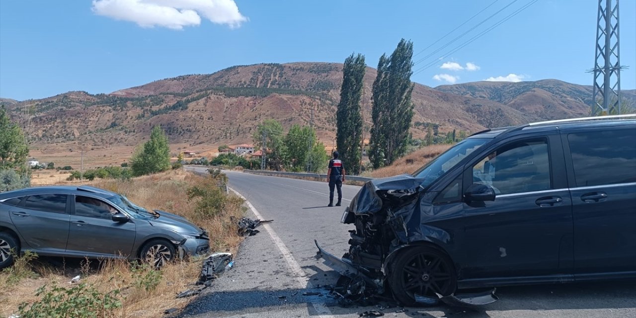 Kayseri'de otomobille minibüsün çarpışması sonucu 9 kişi yaralandı