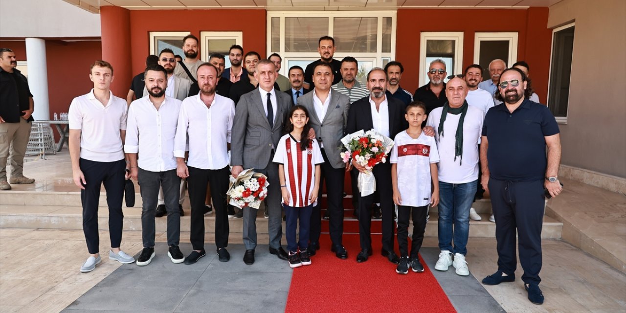 TFF Başkanı Hacıosmanoğlu, Sivasspor Kulübünü ziyaret etti