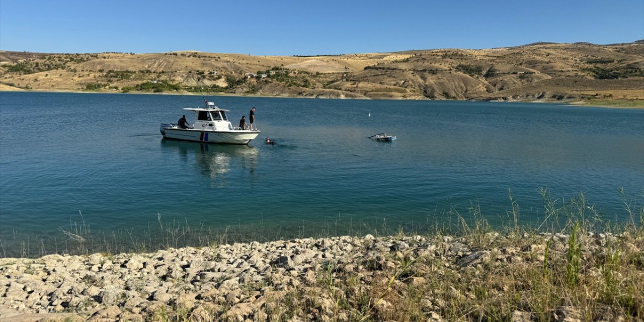 Elazığ'da baraj gölünde kaybolan genç için arama çalışması başlatıldı