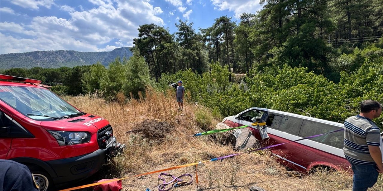 Muğla'da şarampole devrilen minibüsteki 7 kişi yaralandı