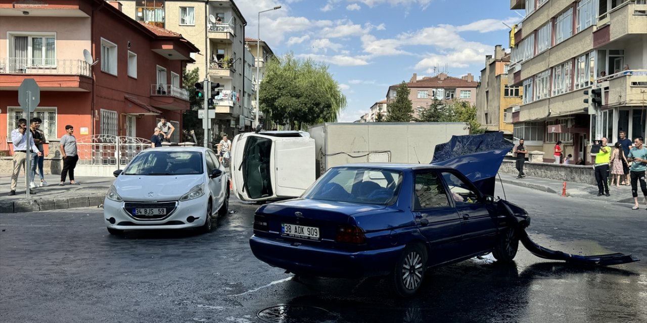 Kayseri'de zincirleme trafik kazasında 3 kişi yaralandı