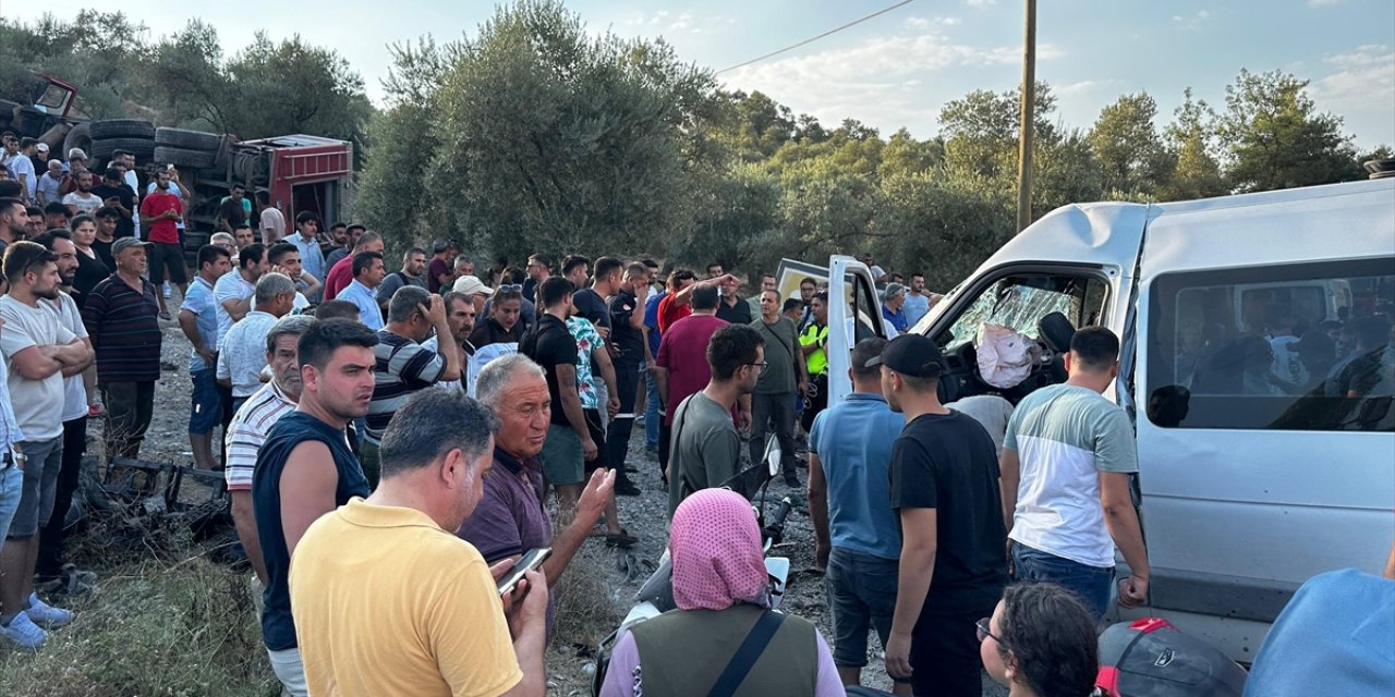 Muğla'da arazöz ile minibüsün çarpıştığı kazada 8 kişi yaralandı