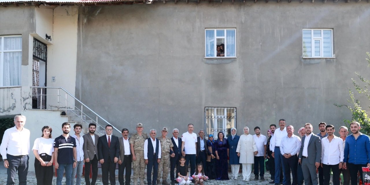 İçişleri Bakanı Yerlikaya'dan, İkiyaka köyüne ziyaret