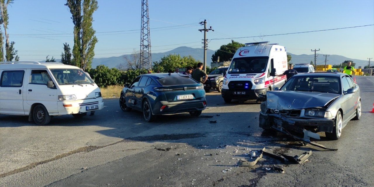 Bursa'da zincirleme trafik kazasında 2 kişi yaralandı