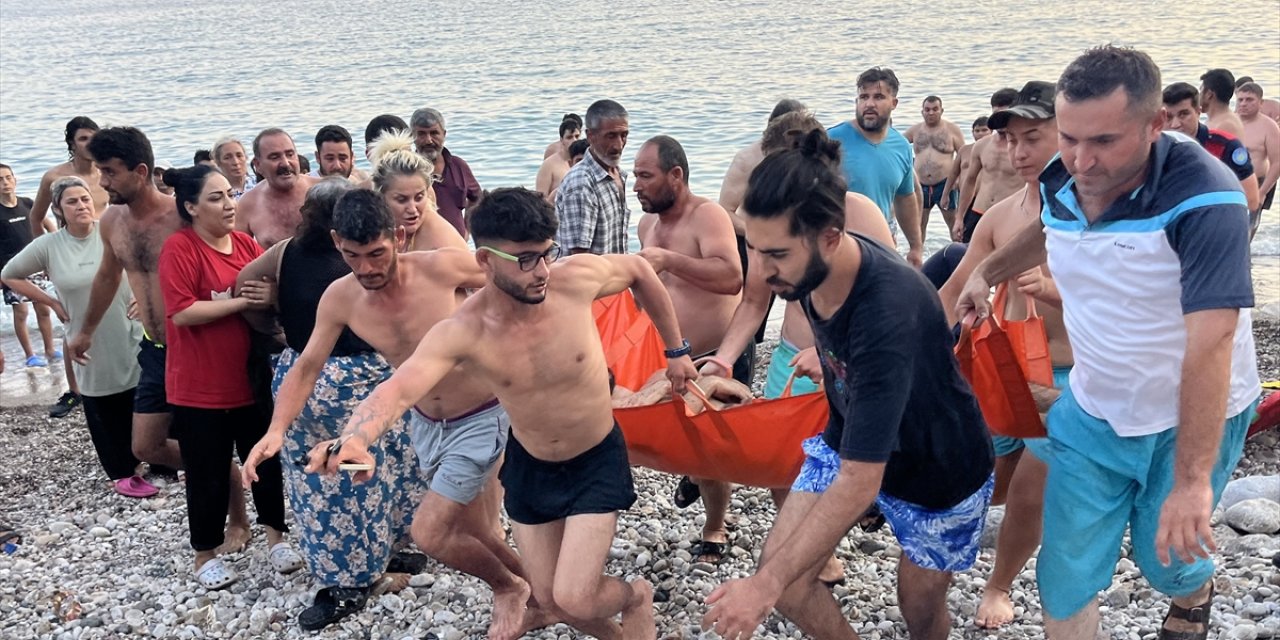 Antalya'da bir genç denizde boğulma tehlikesi geçirdi