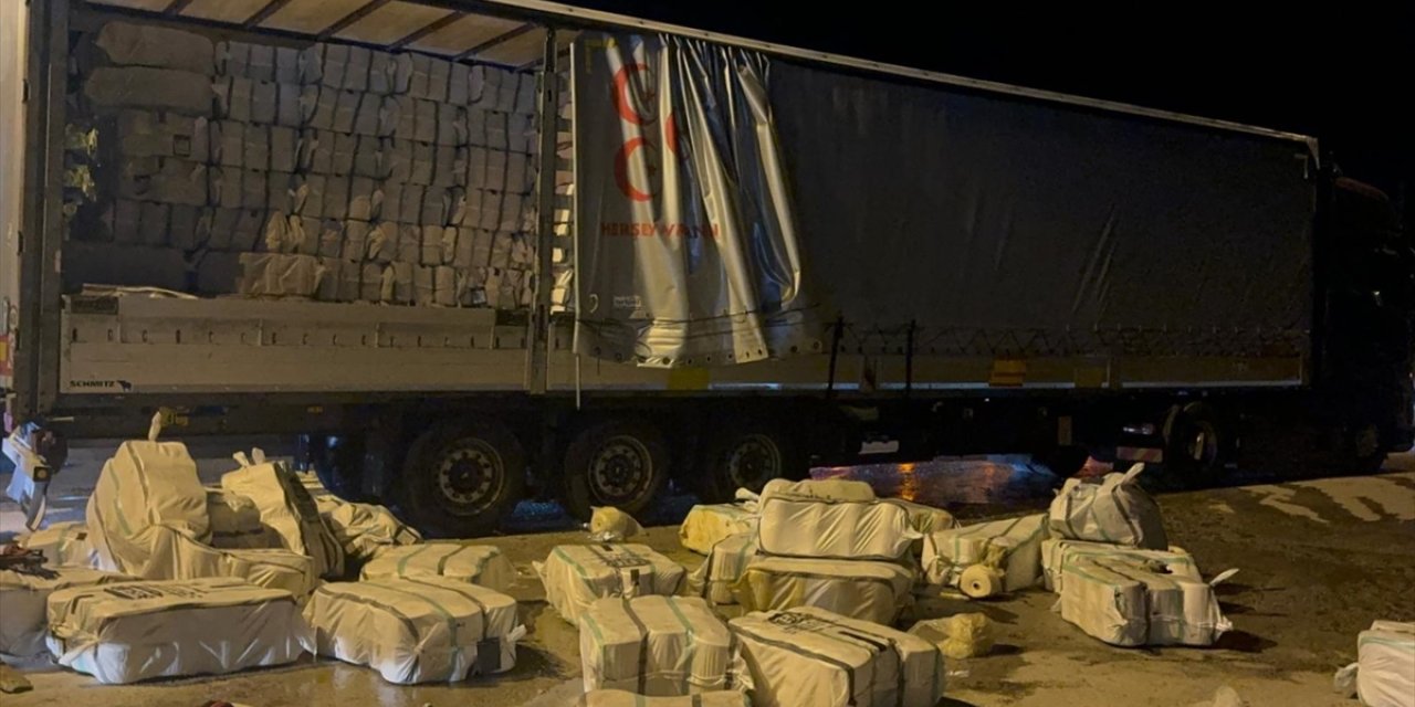 Bolu Dağı'nda iplik yüklü tırda çıkan yangını itfaiye söndürdü