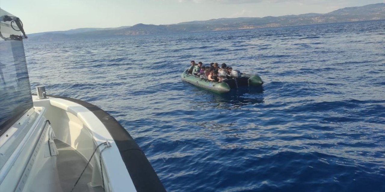 Çanakkale'nin Ayvacık ilçesi açıklarında 48 düzensiz göçmen karaya çıkarıldı