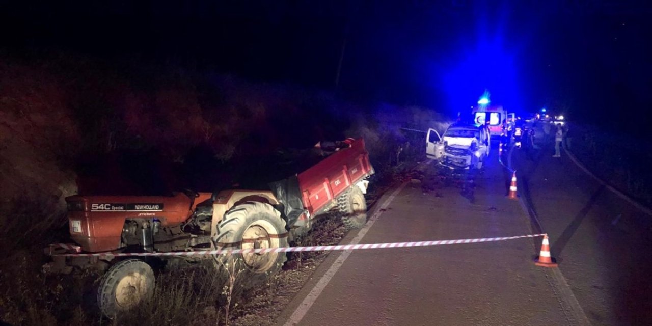 Balıkesir'de otomobilin traktöre çarpması sonucu 1 kişi öldü, 3 kişi yaralandı