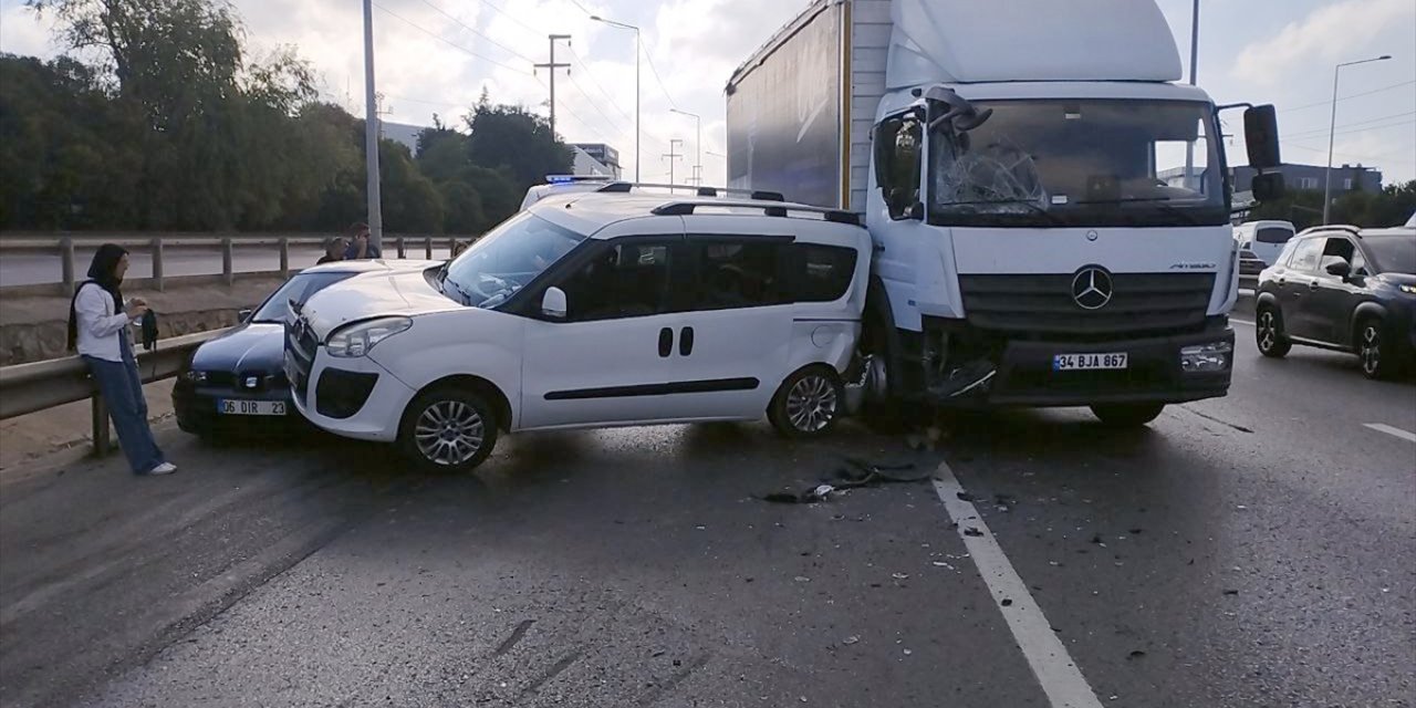 Kocaeli'de 4 aracın karıştığı zincirleme trafik kazasında 3 kişi yaralandı