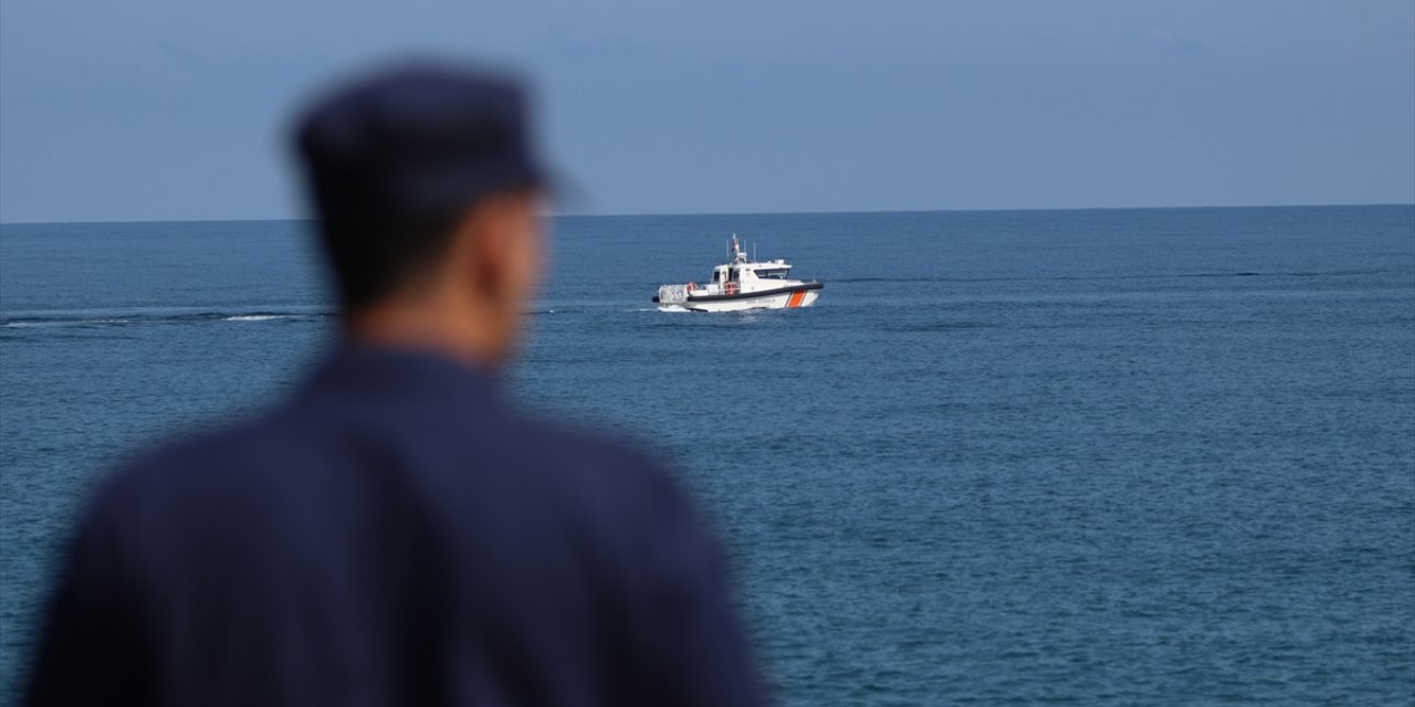 GÜNCELLEME - Kastamonu'da batan teknedeki 3 kişiyi arama çalışmaları sürüyor