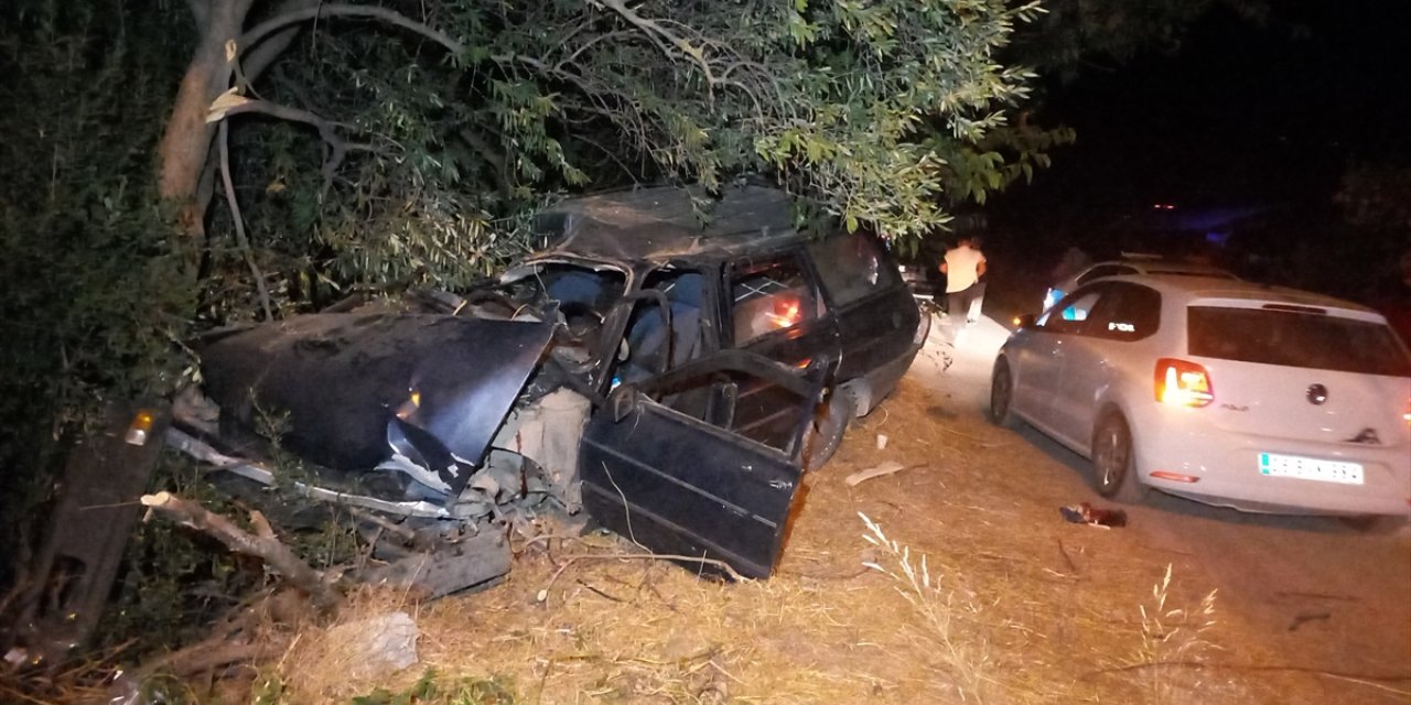 Manisa'da bıçaklanan kişi ile onu hastaneye götürmek isterken kaza yapan arkadaşı yaralandı