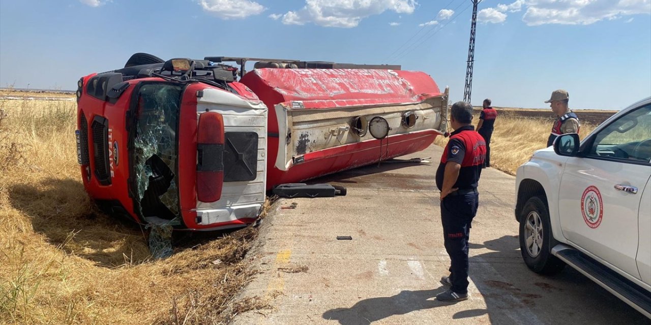 Şanlıurfa'da itfaiye aracının devrildiği kazada 3 kişi yaralandı