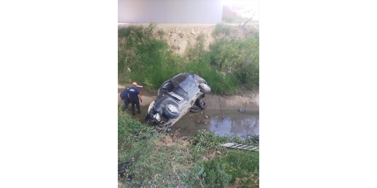 Bolu'da köprüden düşen hafif ticari araçtaki 1 kişi öldü, 1 kişi yaralandı